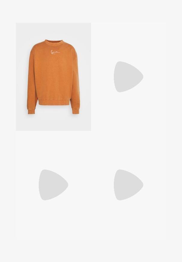 Oranžs kokvilnas džemperis ar apaļu kakla izgriezumu, nolaižamām plecu daļām, ribota piedurkņu apdare un balta izšūta logo uz krūtīm.; Balta kokvilnas T-kreklu ar apaļu izgriezumu un īsām piedurknēm, ar melnu izšūtu logo, kas atrodas krūtīs.; Gai zila džinsu bikses ar taisnu kāju dizainu, piecām kabatām un metāla pogu aizdari. Gluda tekstūra un nelieli izbalējumi.; Baltas ādas sneakers ar melniem akcentiem, kuram ir paraksta logo sānos, apaļa purngala forma un teksturēta gumijas zole.