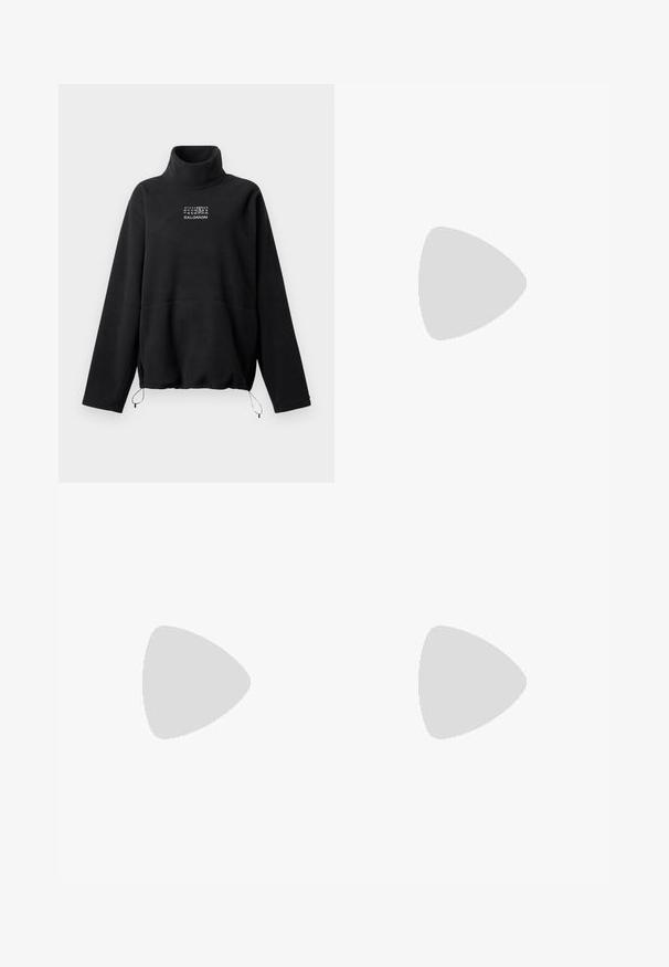 Pullover de lã preto com gola alta, mangas longas, cordas ajustáveis na barra e logotipo numérico e de marca em branco impresso no peito.; Saia preta, até ao chão, com uma textura suave, faixa larga na cintura e design plissado, apresentando nenhum padrão ou adornos visíveis.; Sapato de salto alto de bico fino preto com textura de pele de crocodilo, apresentando um design elegante, salto agulha alto e interior preto suave.; Bolsa de couro com textura de crocodilo na cor marrom, com forma cilíndrica, metalizações em tom dourado e uma alça destacável com tachas.