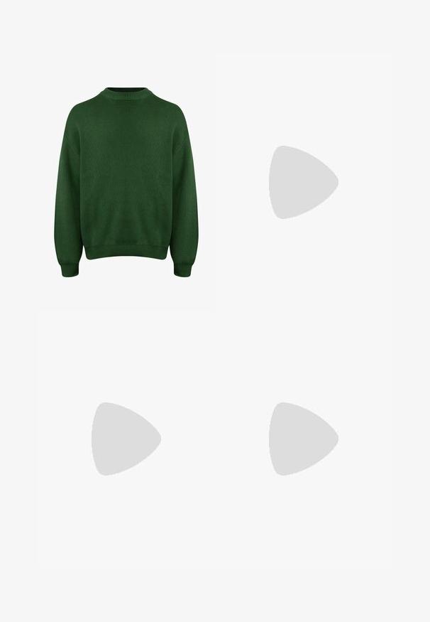 Maglione verde lavorato a maglia con collo alto, spalle scese e polsini e orlo a costine. Presenta un tessuto morbido e testurizzato.; Pantaloni neri con design a pieghe sul davanti, realizzati in tessuto morbido. Presentano una chiusura con bottone e passanti per cintura; vestibilità a gamba dritta.; Sneakers in pelle bianca con perforazioni, punta rotonda, suola piatta e lacci spessi, con logo swoosh visibile e "AIR" sul tallone.; Occhiali da sole con montatura in metallo e lenti verdi ovali. Montatura sottile in metallo argento e terminali neri. Design minimalista, senza loghi visibili.