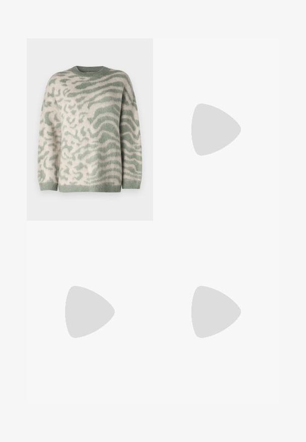 Maglione in morbido tessuto con una vestibilità ampia. Presenta un colore di base beige chiaro con motivi astratti a onde verdi e un colletto a costine.; Pantaloni neri a gamba larga in denim, con una vita strutturata, passanti per la cintura e tasche frontali. Texture liscia con un design classico.; Pump in pelle nera con punta affusolata, cinturino alla caviglia e tacco spesso. Texture piatta, design elegante ed estetica minimalista.; Borsa tote in pelle nera con texture liscia, forma rettangolare e due manici lunghi. Nessun hardware o decorazione visibile.