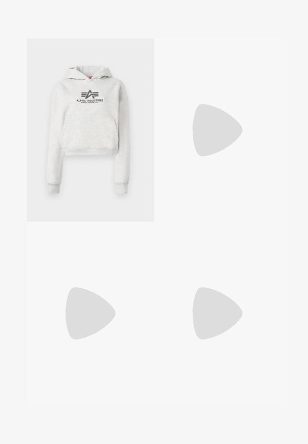 Felpa corta grigia chiara con tasca a marsupio frontale e logo "Alpha Industries Knoxville, Tennessee, U.S.A." in nero sul petto.; T-shirt rosa in cotone morbido con scollo rotondo e maniche corte. Presenta dettagli di cucitura sottili al collo e all'orlo.; Gonna maxi a strati color rosa chiaro, realizzata in un tessuto leggero e testurizzato. Vita elastica e orlo fluente con dettagli arricciati.; Sneaker con un motivo screziato beige e marrone, caratterizzato da tre strisce bianche, una fascia in velcro e una suola in gomma marrone.; Occhiali da sole ovali marroni con montatura in plastica marrone chiaro. Le aste sottili e le lenti oscurate offrono un design elegante e minimalista.; Borsa a tracolla in pelle azzurro chiaro con design strutturato, hardware dorato e manico superiore. Include una tracolla rimovibile e una superficie testurizzata.