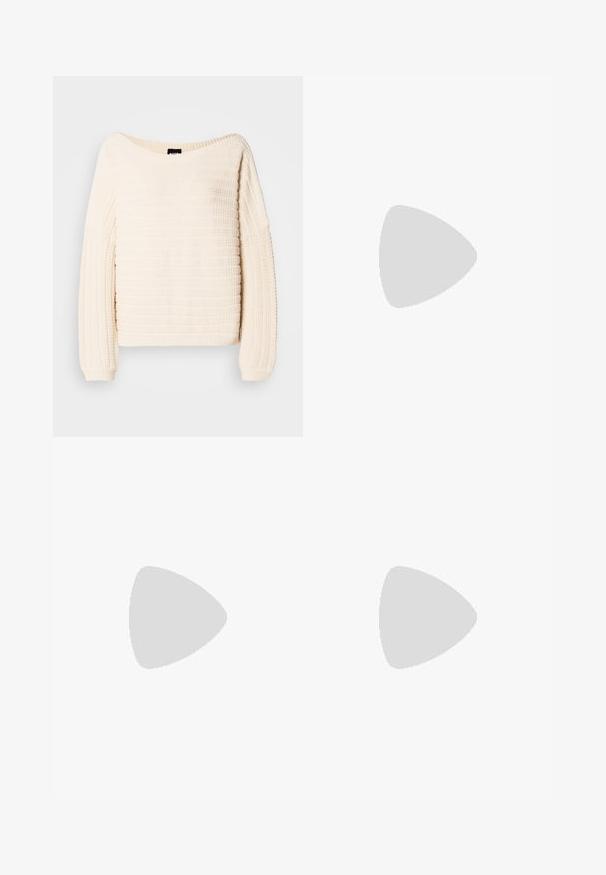 Pull en tricot de couleur crème avec un décolleté large, un motif en côtes texturé, des épaules tombantes et des manches longues. Matériau doux et léger.; Jeans en denim bleu clair à jambes larges avec une taille haute, comportant cinq poches, des passants de ceinture, et un effet légèrement dégradé vers l'ourlet.; Sneakers blancs et beiges avec une tige lisse et des accents en daim, une semelle texturée et des coutures ton sur ton. Fermeture à lacets avec détail de logo.; Boucles d'oreilles en métal argenté avec des formes arrondies, finition polie et délicates gravures de la marque "BOSS" sur les sections inférieures.
