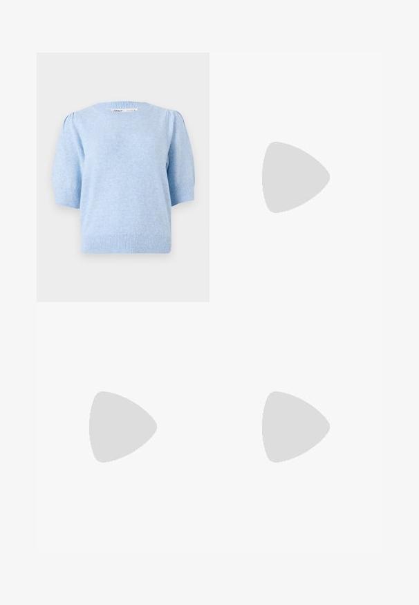 Svetlo modra pletena jopica s okroglim izrezom, kratkimi pufastimi rokavi in ribanim robom. Mehka tekstura z rahlo meliranim vzorcem.; Črne hlače ravnega kroja z naglavnimi žepi in stranskimi razporki na robu. Narejene iz mehke, gladke tkanine. Primerne za različne priložnosti.; Črne lakirane sandale s peto, kvadratnim prstom, trakovi okrog gležnja in srebrnimi zaponkami. Opremljene so s stabilno Debelo peto.; Črna usnjena torbica s ukrivljeno obliko, z odstranljivo naramnico in zlatimi dodatki. Torbica ima pokrov s podrobnostmi v obliki zaponke.