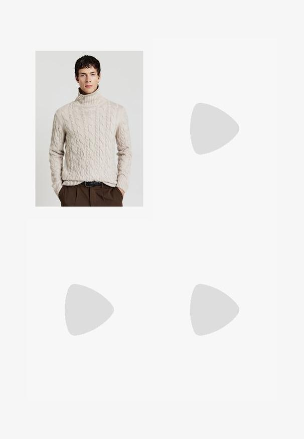 Beige Kabelstrick-Pullover mit Rollkragen, ribbelausschnitt und -ärmeln, einem strukturierten Muster und einer lockeren Passform. Kombiniert mit braunen Hosen.; Schlanke Jeans aus ausgebleichtem grauem Denim, mit abgenutzten Details an den Knien, kombiniert mit weißen Sneakers. Glatte Textur, schlanker Schnitt.; Weiße Leder-Sneaker mit Perforationen, runder Zehenpartie, flacher Sohle und dicken Schnürsenkeln, mit sichtbar eingesticktem Swoosh-Logo und "AIR" an der Ferse.; Silberner Armbanduhr aus Edelstahl mit einem dunkelblauen Zifferblatt, metallischen Stundenmarkierungen und einem Datumsfenster bei 3 Uhr. Wasserdicht bis 50 Meter.