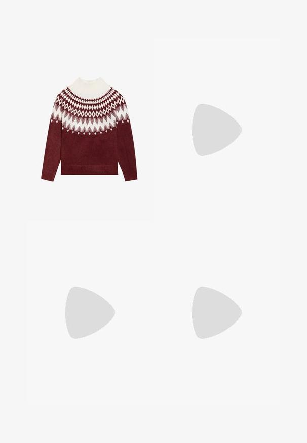 Bordeaux gebreide trui met een witte geprinte schouderpartij met diamanten en sterren. Dikke ribgebreide col en manchetten. Zachte textuur.; Marineblauwe geplooide rok met een brede tailleband, gemaakt van een gladde stof. Bevat verticale plooien en valt tot halverwege de kuit.; Roze suède hoge hak sandaal met blokhak, open teen en enkelband met een gouden gespsluiting. Vlakke voorkant band.; Bruine faux leren schoudertas met een gebogen vorm, minimale stiksels en een gouden hardware-accent. Voorzien van een bovenste ritsluiting en een verstelbare schouderband.
