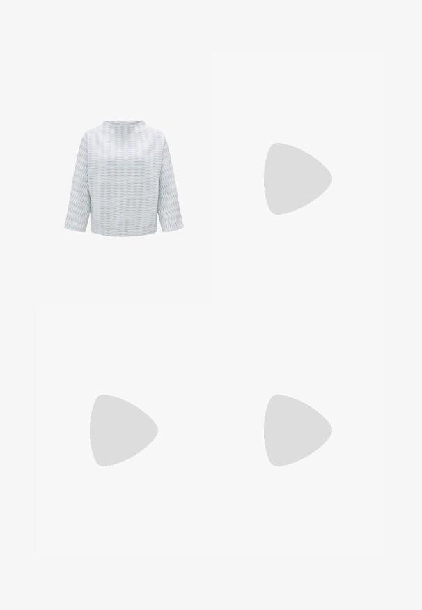 Hellblau-weißes Oberteil mit hohem Kragen und dreiviertel Ärmeln, das ein strukturiertes Streifenmuster aufweist.; Helle blaue weite Jeans aus Denim, mit einem elastischen Bund für zusätzlichen Komfort. Geschmeidige Textur mit glatten Nähten und ohne Verzierungen.; Braune Leder-Sandale mit zwei breiten Riemen, dekorativen Nähten und einem Akzent in Goldfarbe. Flache Sohle.; Braune Ledertasche mit konischer Form, robusten Trägern und kontrastierenden weißen Nähten. Verfügt über einen abnehmbaren Schultergurt für Vielseitigkeit.