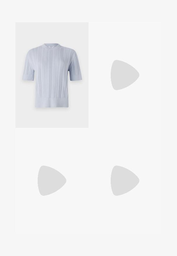 Top tricotat scurt, de culoare albastru deschis, cu mâneci scurte, prezentând o textură ribbed verticală și un decolteu rotund. Țesătura are detalii subtile cu un tiv ajustat.; Pantaloni largi de culoare bleu deschis, cu dungi verticale albe. Confectionați dintr-un material neted, cu pliuri frontale și un design curat al taliei.; Balerini din piele neagră, cu vârf rotund, textură netedă, detalii de cusătură minimale și un design al tălpii flexibil.; Geantă de piele maro cu închidere tip capac, accesorii de culoare aurie, curea de umăr și o textură netedă. Formă compactă și rectangulară.