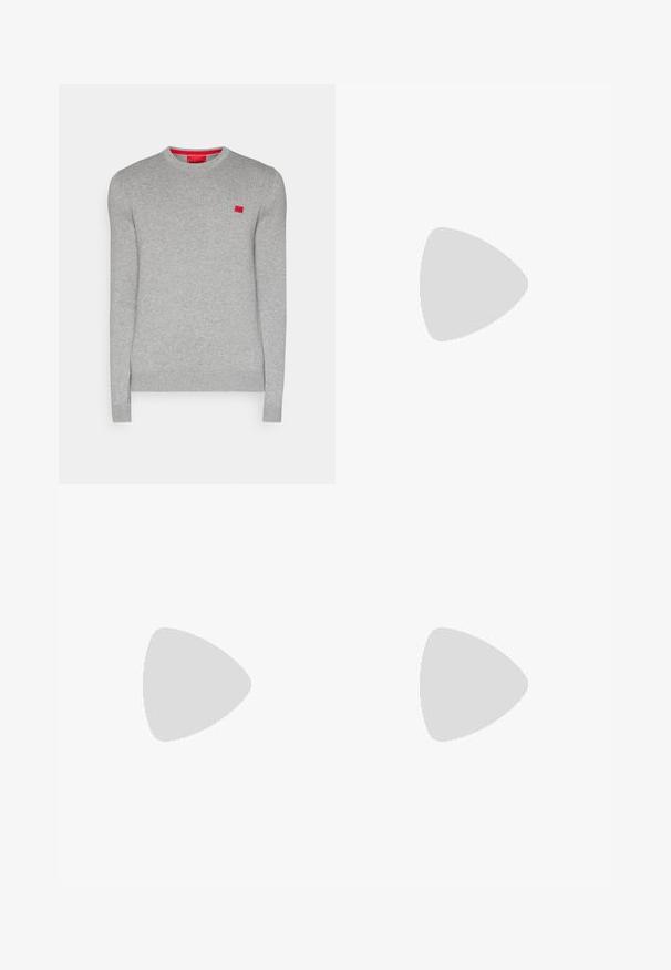HUGO SAN CASSIUS - Pulover - medium grey; Tricou alb din bumbac cu decolteu rotund, mâneci scurte și un mic logo negru "W.W." pe pieptul stâng. Textură netedă, tăietură regulară.; Pantaloni utilitari din bumbac maro, cu un design drept, având buzunare frontale și accente din metal pentru o durabilitate sporită.; Tenisi negri tip gheată cu talpă și șireturi albe, asortați cu blugi albaștri largi, sprijiniți pe un balustradă gri.