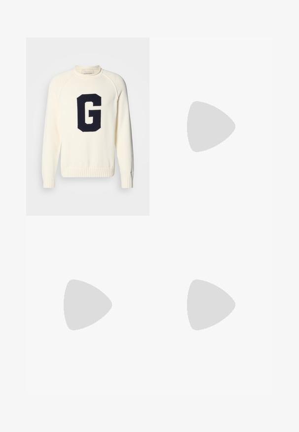 Kremgenser laget av strikket stoff med et marineblått 'G' logo-design. Den har rund hals og ribbestrikkede mansjetter og nedre kant.; Hvit bomull t-skjorte med rund hals, korte ermer og trykket logo. Har minimalistisk design og avslappet passform.; Lys grønne bomullsbukser med rett passform, med knappelukking foran og sidelommer. Glatt tekstur, ingen synlige mønstre.; Marinblå fløymateriale slip-on sko med en kremfarget gummisåle, med en sydd design og teksturert overdel, kombinert med svarte bukser.