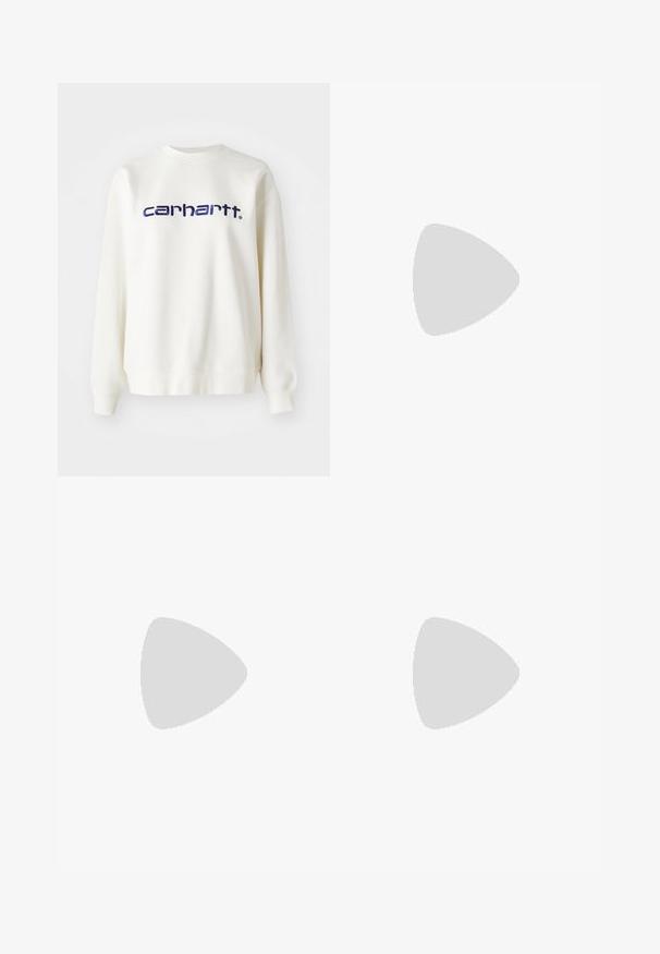 Hvid bomulds sweatshirts med lange ærmer og ribbede manchetter, udstyret med "carhartt" logo i marineblå over brystet.; Lyseblå ribbet crop top med rund udskæring og ærmeløst design. Glat tekstur og en lille logo detalje ved kanten.; Camo cargo bukser i mørkegrøn og brun, med flere lommer og en løs pasform, lavet af letvægtigt, holdbart stof.; Hvide flade sko med sort trim og sål, parret med lyse lilla ribbede sokker med hvide krydsseler. Sat mod en grøn baggrund.