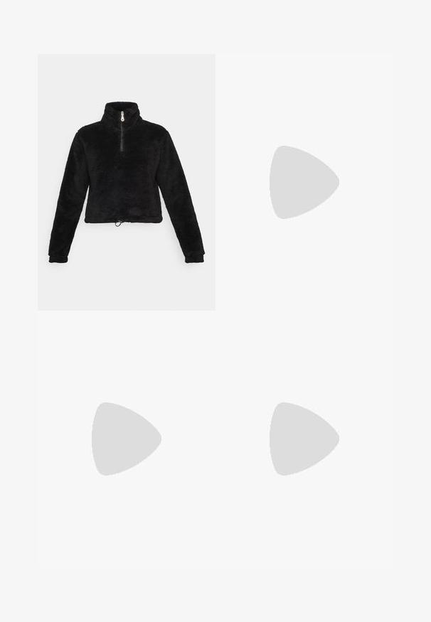 Schwarzer Fleece-Pullover mit hohem Kragen, halbem Reißverschluss und verstellbarem Saum. Verfügt über eine weiche, strukturierte Oberfläche und lange Ärmel.; Schwarze Leggings mit hohem Bund, strukturiertem Stoff und enger Passform, kombiniert mit schwarzen Sportschuhen. Der obere Teil ist teilweise von einem Crop-Top bedeckt.; Weiße klobige Sneakers mit strukturiertem Obermaterial, Mesh-Einsätzen und dicken Gummisohlen mit markantem Profil. Inklusive Schnürsenkeln und Zuglasche.; Metallic silberne Handtasche mit glatter Textur, einzigartigem geschwungenem Design, Verschluss mit Schnappverschluss und verstellbarem Tragegurt. Kompakte Form, geeignet für die wichtigsten Utensilien.