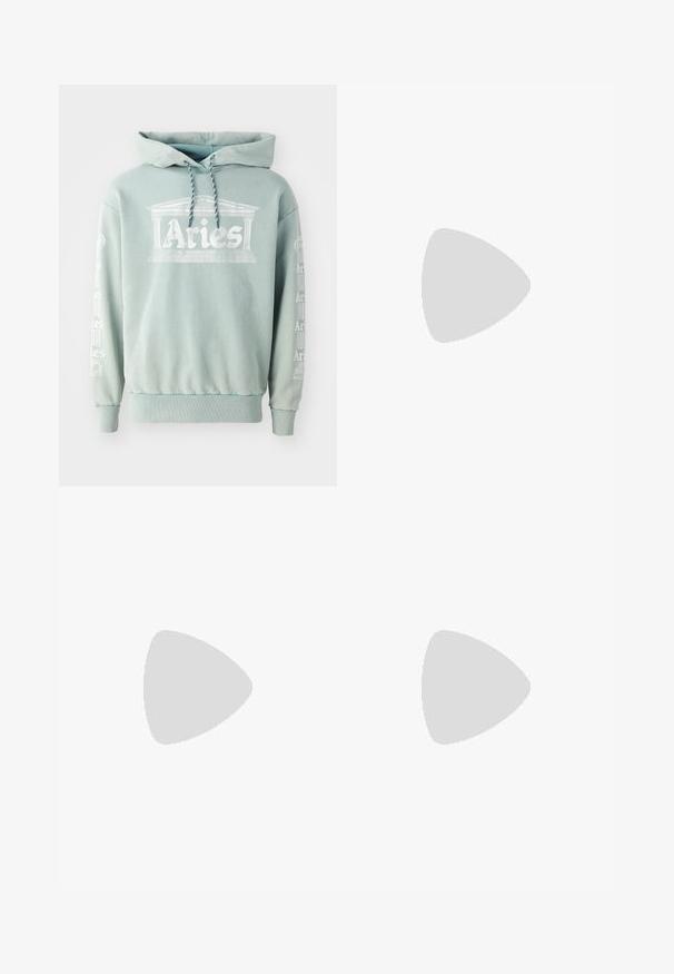 Sudadera verde menta hecha de algodón, con un estampado frontal de "Aries" con detalles arquitectónicos y texto en las mangas en blanco.; Camiseta blanca de algodón con un corte relajado, escote redondo, mangas cortas y etiquetas de texto en negro. Sin patrones ni gráficos.; Pantalones negros con un corte relajado, cinturilla elástica, cordón ajustable y bolsillos laterales. Fabricados en una tela suave sin patrones.; Zapatilla de ante negra con suela de goma blanca, que presenta costuras en el mismo tono y un diseño de cordones. Textura suave con una forma moderna y aerodinámica.