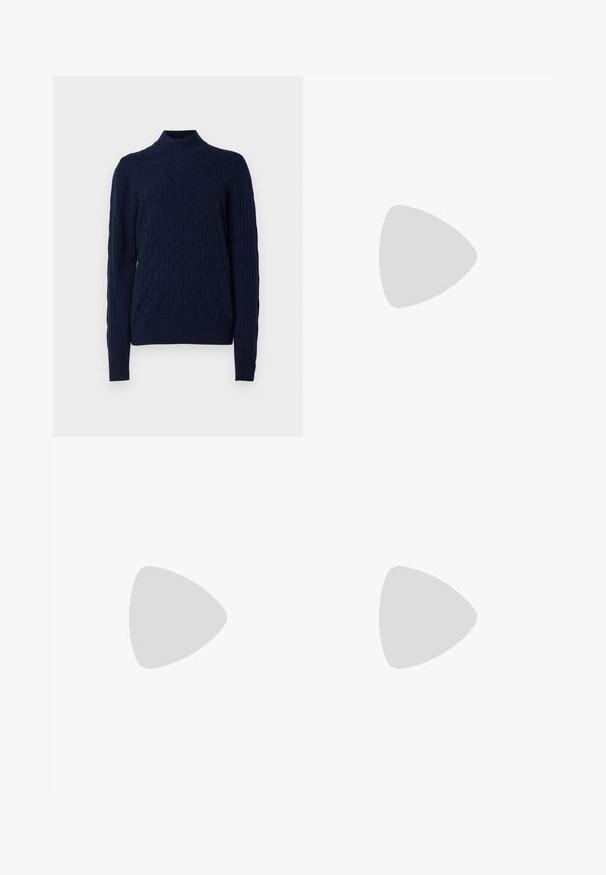 Granatowy sweter z wysokim dekoltem, ozdobiony wzorem w warkocze oraz ściągaczami przy rękawach i na dolnej krawędzi. Wykonany z teksturowanej tkaniny dla zapewnienia ciepła.; Czarne spodnie o prostym kroju, wykonane z gładkiego materiału. Posiadają szlufki na pasek oraz fałdę z przodu.; Białe skórzane trampki o gładkim wykończeniu, zaokrąglonym nosku, płaskich sznurówkach i teksturowanej podeszwie. Szary zamszowy akcent na pięcie.; Przezroczyste plastikowe okulary przeciwsłoneczne z prostokątnymi brązowymi soczewkami, z cienkimi, przezroczystymi ramionami i metalowymi akcentami na skroniach.