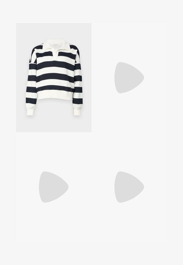 Abercrombie & Fitch ESSENTIAL JOHNNY  - Φούτερ - cloud dancer/navy; Μαύρα ψηλόμεσσα τζιν παντελόνια με κούμπωμα και φερμουάρ, εμπρός τσέπες και καμπάνα, τοποθετημένα επίπεδα σε λευκό φόντο.; Μαύρο χαμηλό δερμάτινο αθλητικό παπούτσι με μαύρες κορδόνες και λευκή χοντρή ελαστική σόλα, που απεικονίζεται από την εξωτερική πλευρά σε λευκό φόντο.; Μαύρη δερμάτινη τσάντα ώμου με χαλαρή σιλουέτα και λεπτομέρειες ραφής. Το μοντέλο φοράει μπλούζα με ροζ και λευκές ρίγες και μπλε φαρδιά τζιν παντελόνια.