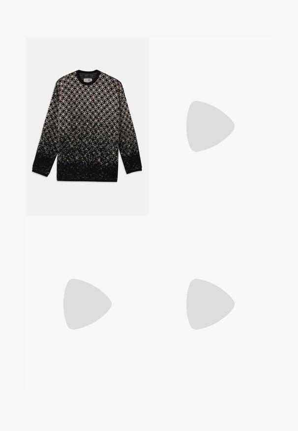 Pulover tricotat cu un model în diamant în nuanțe de bej și negru, cu o degradare graduală a culorilor. Guler rotund și mâneci lungi. Textură moale.; Fustă din denim cu un design patchwork, având secțiuni de albastru deschis și mediu, margini desfăcute și talie înaltă. Stil clasic cu cinci buzunare.; Jachetă puffer cu un model maro și negru, asortată cu o fustă mini din piele de șarpe maro, cizme negre până la genunchi și o geantă mică neagră.; Geantă de piele neagră cu un design curbat, dotată cu studuri argintii, o cataramă și două buzunare laterale. Curea ajustabilă pentru opțiuni de transport.