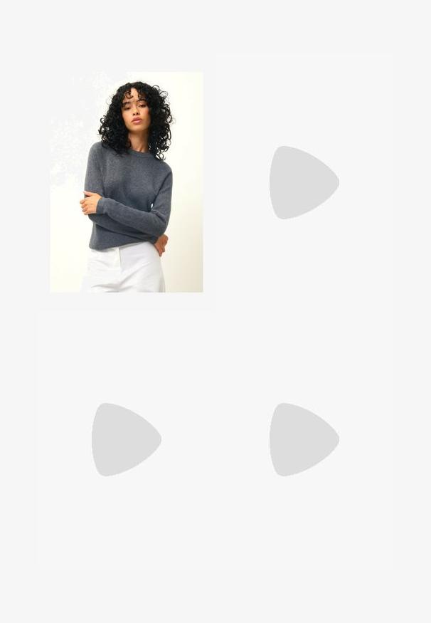 Authentic Cashmere ECRIN - Strickpullover - mottled anthracite; Schwarze, taillierte Hose mit geradem Bein, aus einem glatten Stoff und mit klaren Falten an der Vorderseite. Keine sichtbare Hardware.; Schwarze Leder-Slingback-Pumps mit spitzem Schuhblatt, ausgestattet mit einem schlanken Absatz und einem goldfarbigen Akzent am verstellbaren Riemen. Glatte Textur.; Schwarze Lederhandtasche mit einem strukturierten Design, das eine verkürzte Form, einen oberen Griff und goldfarbene Hardware-Details aufweist. Verstellbarer Schulterriemen ist enthalten.