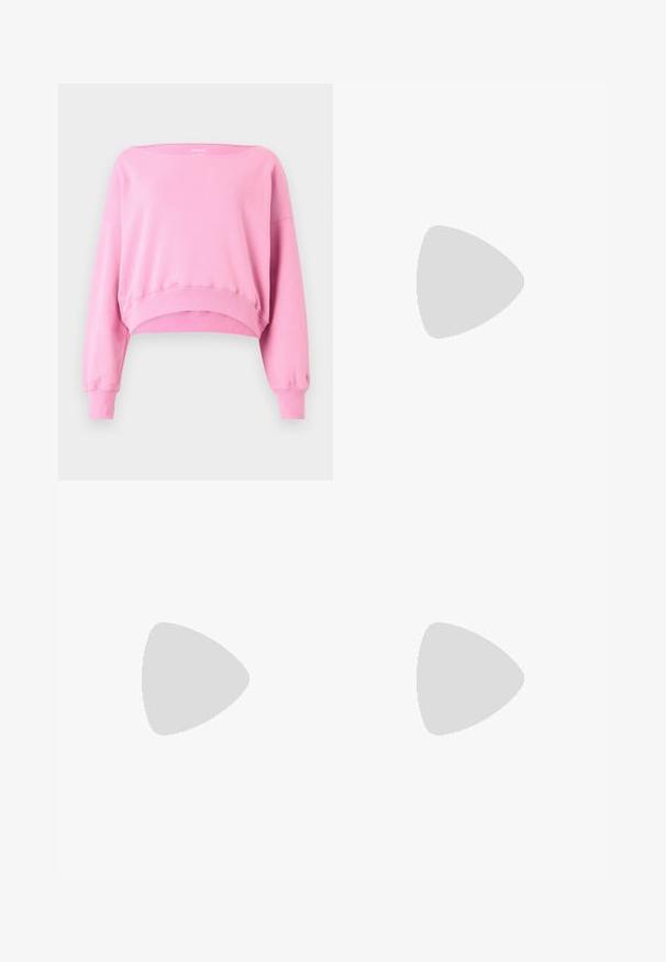 Rózsaszín, rövidített pulóver széles nyakkivágással, hosszú ujjakkal és bordázott mandzsettákkal. Puha anyagból készült, sima felület jellemzi.; Világoskék, magas derekú farmernadrág. Széles lábakkal, két szakadt térddel és klasszikus öt zsebes dizájnnal rendelkezik.; Fehér magaskorsó vászon sportcipő fekete gumi talppal, elülső gumi orrnyereggel és hat fűzőlyukkal, letisztult, minimalista dizájnnal.; Piros bőr kézitáska szögletes, geometrikus kialakítással. Egy állítható pánttal és varrott részletekkel ellátott fedélzárral rendelkezik.