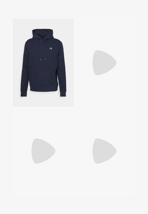 Námornícky pulóver s kapucňou vyrobený z jemnej látky, s klokaním vreckom, šnúrkami a malým bielym logom na hrudi.; Biela bavlnená tričko s krátkymi rukávmi, okrúhlym výstrihom, uvoľneným strihom a žiadnymi viditeľnými logami alebo vzormi. Hladká textúra a minimálny dizajn.; Vysoké, voľné džínsy z vyblednutého čierneho denimu. Obsahujú päť vreciek, pútka na opasok a čistý, rovný strih nohavíc.; Sivé a biele tenisky s vrchom z semišu a kože, zaoblenou špičkou, plochými šnúrkami a gumovou podrážkou s akcentom vo farbe gumy.