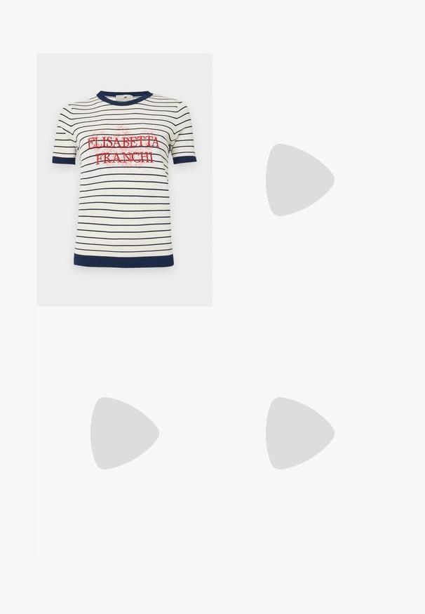 Randig bomullströja med marinblå detaljer, pryds av namnet "Elisabetta Franchi" i röd broderad text över framsidan.; Breda svarta byxor i mjukt material. Har ett bälte i midjan och framfällor. Slät struktur med en ren, modern design.; Svart läder slingback-hälar med spetsig tå, med en smal klack och en guldtonad detalj på den justerbara remmen. Slät textur.; Vit läderhandväska med en kurvig form, som har en silvertriangulär logotyp och dragkedjestängning. Slät textur och dubbla handtag.