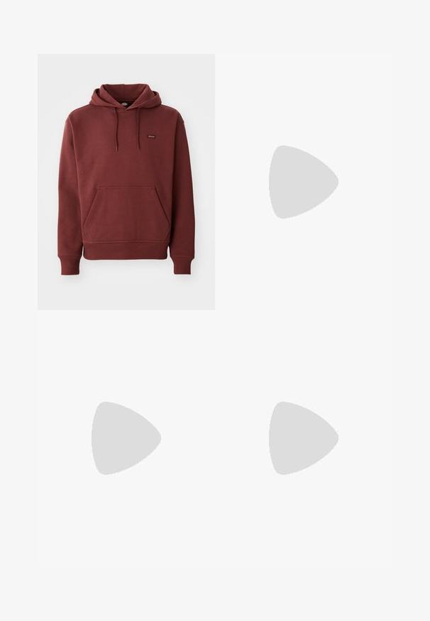 Sweatshirt maroon feito de tecido macio, apresentando um bolso canguru, punhos ribateados e bainha, com uma pequena etiqueta de logotipo no peito.; Três tops em algodão de alças brancas com nervuras. Apresentam um decote redondo e pequenas etiquetas pretas perto da bainha. Disponíveis em vários tamanhos.; Calças de treino cinzentas da Nike com um cós elástico ajustável, pernas ajustadas, bolsos laterais e pormenores de costura distintos. Tecido suave e texturizado.; Sapatilha atlética cinza com parte superior em malha e camurça, detalhes brancos, sola acolchoada e um design distinto com elementos refletivos.