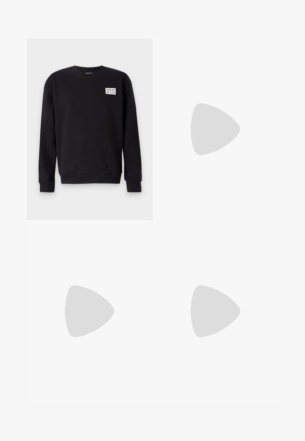 Felpa nera in cotone, con colletto girocollo, polsini e orlo a coste, e un logo quadrato bianco sul petto.; Pantaloni neri su misura con una vestibilità dritta, realizzati in tessuto liscio. Presentano passanti per cintura e dettagli di piega lungo la parte anteriore.; Sneaker bianche in pelle con finitura liscia, punta arrotondata, lacci piatti e suola texturizzata. Accento in suede grigio sul tallone.; Occhiali da sole trasparenti in plastica con lenti rettangolari marroni, dotati di sottili aste trasparenti e dettagli in metallo sulle tempie.