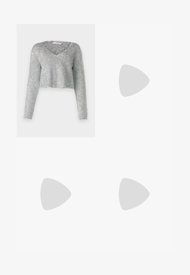 Silberner, verkürzter Pullover mit langen Ärmeln, aus einem flauschigen, strukturierten Material gefertigt. Mit einem tiefen V-Ausschnitt. Glänzendes und leichtes Erscheinungsbild.; Dunkelblaue, weit geschnittene Jeans mit hoher Taille, ausgestattet mit aufgerollten Säumen, Kontrastnähten und einem Fünf-Taschen-Design. Hergestellt aus Denim-Stoff.; Schwarze Lackleder-Slingback-High Heels mit spitzem Schuh und einem geometrischen Blockabsatz. Verfügt über ein schlankes, minimalistisches Design und eine glatte Textur.; Schwarze Lederhandtasche mit geschwungener Form, abnehmbarem Tragegurt und goldenen Beschlägen. Die Tasche verfügt über einen Deckel mit einer Schnallen-Details.