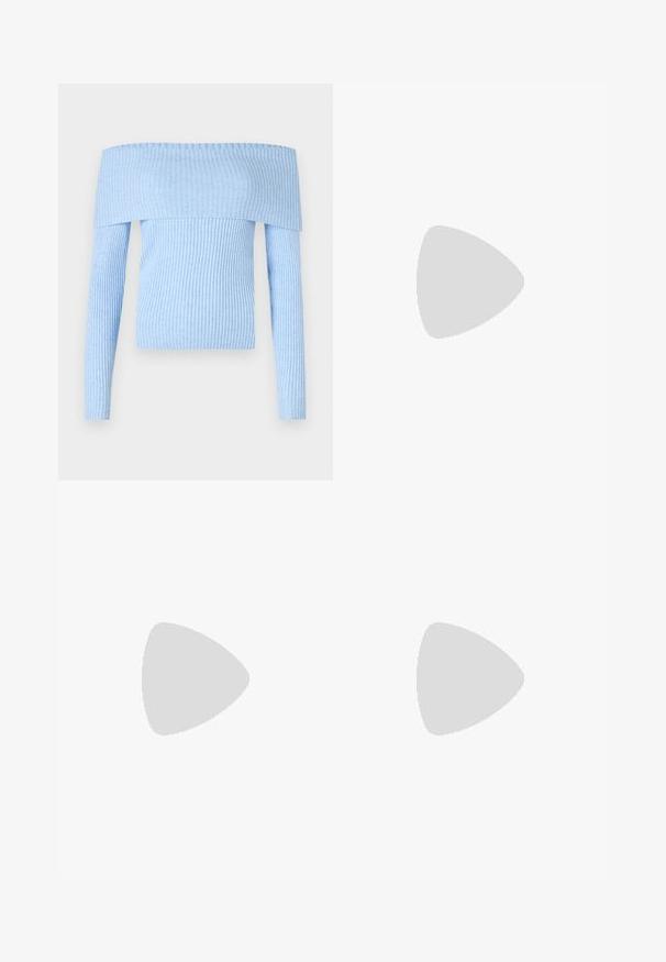 Lys blå, ribbet strik off-the-shoulder sweater med lange ærmer og en tæt pasform. Materialet virker blødt med en ensartet tekstur.; Bredde denimjeans i en dyb blå farve, med en front sømdetalje, en knaplukning og et klassisk fem-lomme design.; Sorte patenterede hælsandaler med firkantet tå, ankelremme og sølvspænder. Har en chunky blokHæl for stabilitet.; Sort læderhåndtaske med en buet form, aftagelig rem og guldfinish. Tasken har en klap med en spænde detalje.