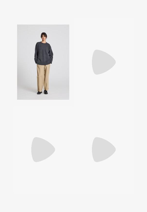 Grijze trui met een losse pasvorm en geribde onderrand, gecombineerd met beige omgeslagen broeken en zwarte schoenen. Soepele textuur, minimalistisch ontwerp.; Paarse wijde broek gemaakt van katoen, met een verstelbare tailleband en twee voorzakken. Geweven stof met een gladde afwerking.; Zwarte instapschoen gemaakt van een textuurmateriaal met een reptielenpatroon, met een lage, vlakke hak en een ronde, open teenontwerp.; Blauwe leren handtas met een ronde vorm, enkele schouderriem, ritssluiting en geïmpregneerde merknaam aan de voorkant. Gladde textuur.