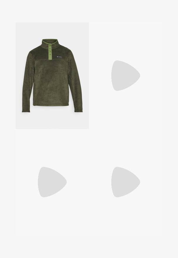 Columbia STEENS MOUNTAIN™ HALF SNAP - Flisinis džemperis - greenscape/canteen; Alyvuogių žalios spalvos trumpomis rankovėmis marškinėliai, pagaminti iš minkštos medžiagos. Sukurtas su apvalia iškirpte ir balta logo kairėje krūtinės pusėje. Lygi tekstūra visame paviršiuje.; Šviesiai rudos spalvos krovinių kelnės su keliais kišenėmis, juoda reguliuojama diržu ir tiesių kojų dizainu. Pagamintos iš lengvo, patvaraus audinio.; Juodas žygio batukas su lygiu viršumi, perforuotu dizainu, pilku padu ir sustiprintu kulnu. Yra raišteliai ir kilputė, skirta patogiam užsivilkimui.