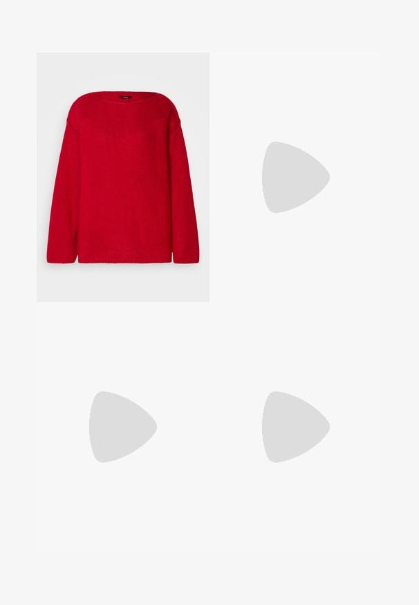 Rød genser laget av mykt, strikket materiale med bred utrigning, lange ermer og rett kant. Glatt tekstur og avslappet passform.; Høyt midje denimjeans i middels blå. Har knappedetaljer foran og bred benstil. Stoffet har en glatt tekstur med lett falming.; Beige flate sandal med flere slanke stropper og en justerbar spenne. Sålen er flat med en svak mørk kontrast langs kanten.; Sølv ring med dobbelt bånd og en glatt, polert overflate. Har et flytende, buet design med overlappende seksjoner for et moderne utseende.