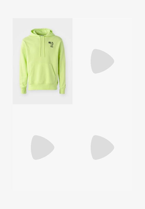 Neon grøn hættejakke lavet af blødt stof, med en frontlomme, snørelukning i hætten og et lille sort astronautgrafik på brystet.; Lyseblå denimjeans med straight leg-design, der har en mid-rise talje, fem lommer og en lukning med knap og lynlås.; Grå sportssko med overdel i mesh og ruskind, hvide accenter, en polstret sål og et særpræget design med reflekterende elementer.; Solbriller med en slank, sølvfarvet plastisk ramme, mørkt tonede linser og buet form. Har markante accenter og et let design.