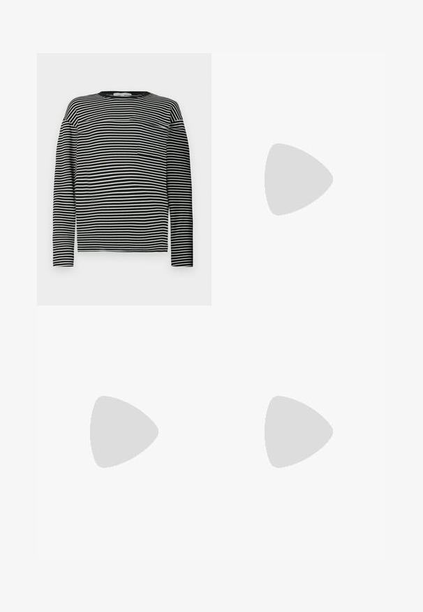 Dlouhý rukáv pruhované tričko v černé a bílé barvě, se zaobleným výstřihem a malou náprsní kapsičkou na levé straně. Hladká bavlněná tkanina.; Hnědé kalhoty s vysokým pasem vyrobené z texturované látky. Mají široké nohavice a dva přední sklady pro strukturu. Úhledné provedení bez viditelné kovových částí.; Černé kožené polobotky s hladkou texturou, zaoblenou špičkou a zdobným páskem přes nárt. Nízký stohovaný podpatek, minimalistický design.; Černá plátěná taška s černými koženými uchy. Jednoduchý design, prostorné tělo a hladký povrch. Žádné viditelné loga ani vzory.