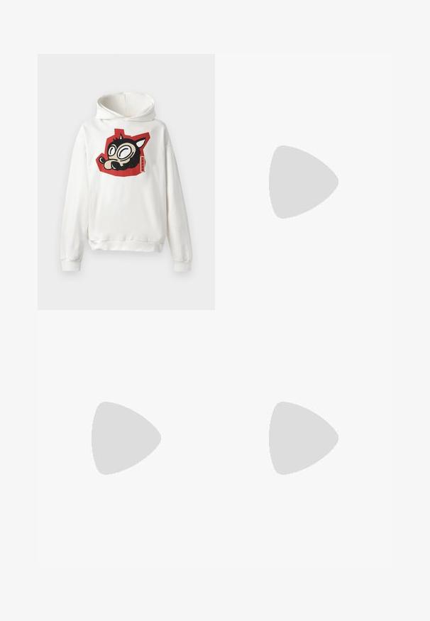 Balta su gobtuvu palaidinė su juodos spalvos animaciniu gyvūno veido piešiniu raudoname fone. Pagaminta iš minkštos medžiagos, su lanksčiomis rankovėmis.; Juodi džinsai su tiesiu kirpimu. Spalvoti svyrantys plotai, šiek tiek sugadinti, klasikinis penkių kišenių dizainas ir mygtuko uždarymas.; Balti odiniai sportiniai bateliai su lygia apdaila, apvaliu pirštu, plokščiais raišteliais ir tekstūruotu padu. Pasižymi subtiliu logotipu ant kulno.; Juodos apvalios saulės akinių su tamsiais lęšiais ir plonomis metalinėmis šakomis. Įtraukti skaidrūs šventyklų galai ir sidabriniai akcentai vyrio srityje. Minimalistinis dizainas.