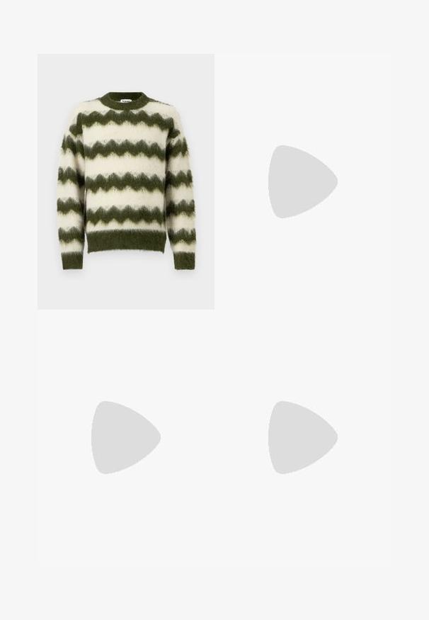 Zielono-biały sweter w wzór zygzak wykonany z miękkiego, puszystego materiału, z okrągłym dekoltem i ściągaczami przy mankietach.; Biała koszula z długim rękawem i klasycznym kołnierzykiem, o zaokrąglonym dole; na dole po lewej stronie znajduje się małe pomarańczowe logo.; Zniszczone dżinsy w jasnym zielonym kolorze, z prostymi nogawkami, pięcioma kieszeniami oraz nierównomiernym blaknięciem i plamami farby.; Beżowe zamszowe botki sięgające kostki z czarną wyściełaną krawędzią, złotymi oczkami, białymi detalami szycia oraz wytrzymałą gumową podeszwą z wyraźnym bieżnikiem.