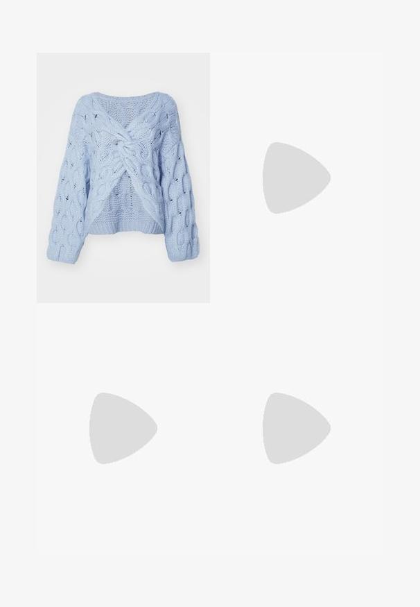 Gaiši zilas adītas džemperis ar kabelīšu adījuma dizainu, V veida kakla izgriezumu un savītu priekšpusi. Ietver garas, masīvas piedurknes un ribbētu apakšmalu.; Zilā džinsu bikses ar taisnu kāju piegriezumu, ar rāvējslēdzēju, divām priekšējām kabatām un maigu izbalēšanu visā audumā.; Brūna zamšādas potīšu zābaks ar masīvu melnu gumijas zoli, ar vieglu papēdi un cilpu aizmugurē, kas nodrošina vieglu uzvilkšanu.; DRAGON DIFFUSION NANTUCKET BASKET BIG - Rokassoma - naranja