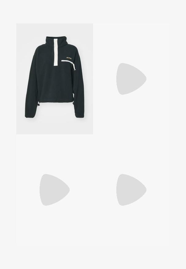 Pullover in pile nero con colletto alto, plastron con bottoni bianchi, tasca sul petto con zip e orlo regolabile. Presenta una consistenza morbida e una vestibilità comoda.; Top a righe nera, jeans grigi scuri a vita alta con risvolti, e sandali neri massicci. Outfit casual e aderente.; Le scarpe da ginnastica nere e grigie presentano una tomaia in rete, suole spesse e lacci. Hanno una punta arrotondata e un dettaglio di ammortizzazione visibile.; Occhiali da sole tondi con tonalità grigia, dotati di una montatura trasparente, lenti scure e aste sottili e eleganti. Indossati da una persona con capelli corti e ricci.