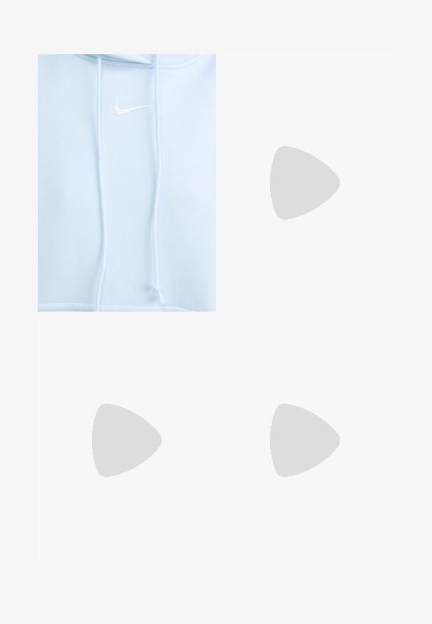 Sweatshirt azul claro feito de tecido suave, apresentando um logo branco da Nike no canto superior esquerdo do peito e cordões no capuz.; Calças de sweats largas cor-de-rosa, feitas de algodão macio, com um cordão na cintura e um pequeno logótipo branco na parte da frente.; Sapatilhas Nike brancas e prateadas com tecido em malha, detalhes refletivos e sola bege. Usadas com meias pretas, de pé sobre uma superfície azul.; Óculos de sol aviador com lentes azuis em degradê, armação metálica prateada e detalhes decorativos de estrelas nas lentes. Design suave e elegante.