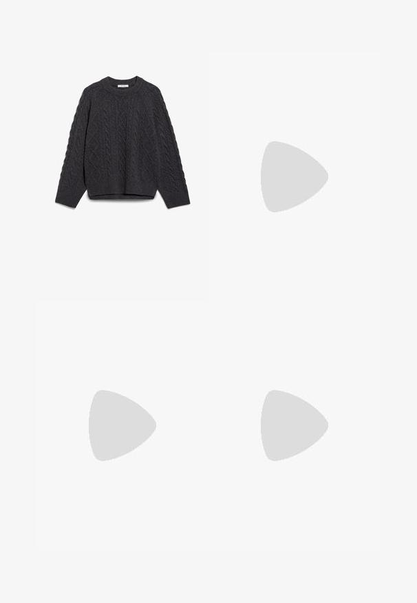 Pullover grigio scuro a girocollo con motivo a treccia e polsini e orlo a coste, disteso.; Pantaloni neri a gamba larga con vita alta, dettagli con bottoni in vita e pieghe frontali.; Stivale alla caviglia in pelle nera con tacco a blocco e suola platform, visto di lato su uno sfondo bianco uniforme.; Borsa a tracolla in pelle nera con forma piatta, dettagli in metallo dorato e tracolla regolabile. Texture liscia con dettagli di cucitura minimi.