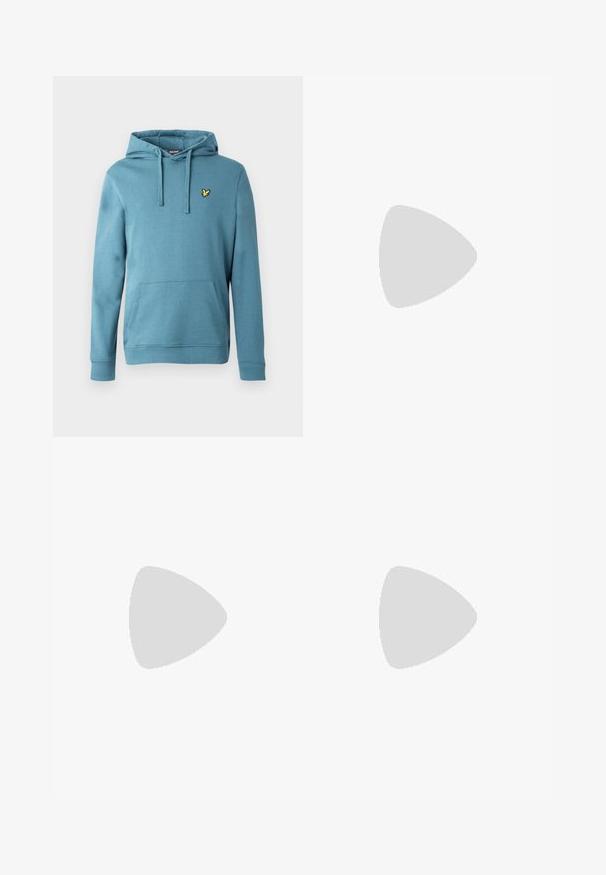 Lättblå pullover-hoodie i bomullsblandning med en framfickan typ känguru och en liten gul logga broderad på bröstet.; Vit långärmad skjorta i bomull med rund halsringning, sidofickor längst ner och en slät yta, visad bakifrån.; Ljust blå denimjeans med rak passform, fem fickor, knappstängning, minimal blekning och kontrasterande sömdetaljer.; Vit sneaker med en slät läderövre och låg profil. Har en rundad tå, sex snörhål och en strukturerad gummisula.