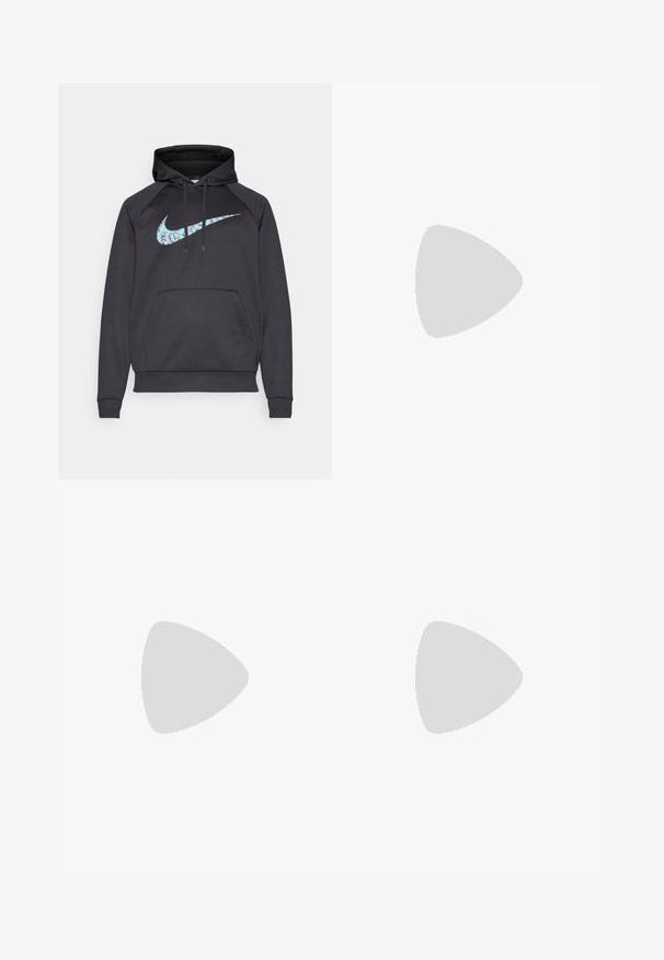 Juodas Nike pūkinis džemperis su priekyje esančia kišene, su raišteliu reguliuojamu kapišonu ir raglan tipo rankovėmis. Krūtinėje yra mėlynas ir baltas raštuotas Nike logotipas.; Juodos sportinės kelnės su elastingu juosmeniu, su sutrauktomis kulkšnimis ir mažu baltu Nike logotipu kairėje pusėje. Pagamintos iš minkštos tekstūruotos medžiagos.; Juodos sportinės bateliai su tekstūruotu audiniu, baltas Nike ženklas ir storas baltas padas. Yra vilkimo kilpa ant kulno, kad būtų lengva užsidėti.; Juodi plastikiniai saulės akiniai su žaliais objektyvais, kvadratiniais rėmeliais, sidabriniu akcentu ant antakio ir tekstūruotais šventyklų šakutėmis. Vidinėje šakutėje nurodyta prekės ženklo pavadinimas.