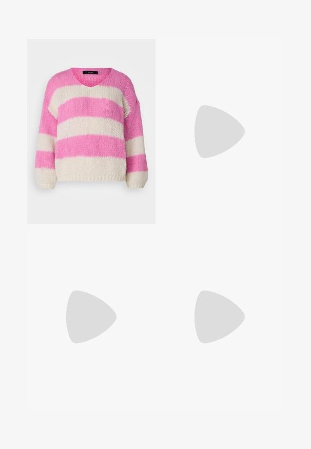 Maglione a V in maglia con strisce orizzontali alternate rosa e crema, spesse. Vestibilità ampia con maniche a sbuffo e polsini a coste.; Even&Odd Petite 2 PACK - Top - light grey/black; ONLY Petite ONLMADISON BLUSH WIDE - Wide Leg - dark blue denim; Stivali neri alla caviglia con finitura lucida, punta quadrata e tacco a blocco spesso. Il design presenta una silhouette senza cuciture e un branding minimale.; Orecchini a cerchio in metallo argento con finitura spazzolata, caratterizzati da un design circolare e un gancio trasparente sul retro per una vestibilità sicura.