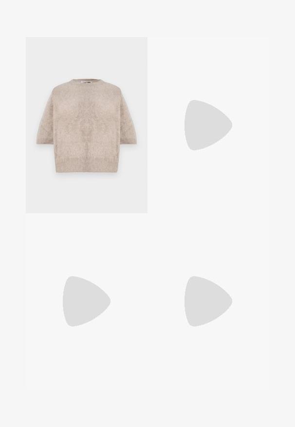 Beige Kurzarmpullover aus weichem, kuscheligem Stoff. Verfügt über einen runden Halsausschnitt und eine lockere Passform mit gerippten Saumakzenten.; Weiße, weite Hosen aus weichem Stoff, mit einem Kordelzug in der Taille und zwei vorderen Taschen. Glatte Textur und keine sichtbaren Muster.; Braune, geschnallte High-Heel-Sandalette mit einem dicken Absatz, die über eine glatte, glänzende Oberfläche und mehrere überkreuzte Riemen im Obermaterial verfügt.; Beige Lederhandtasche mit einer einzigartigen Form, die zwei kurze Henkel und einen langen verstellbaren Riemen aufweist. Glatte Textur mit minimalen Hardware-Elementen.