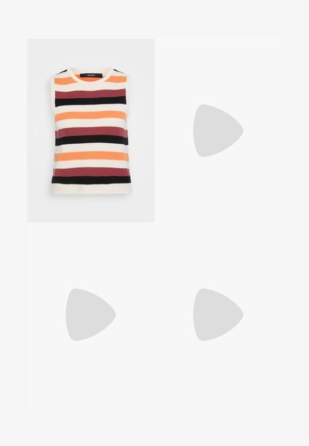 Bez rukava pleteni top s horizontalnim prugama u narančastoj, krem, burgundac, crnoj i tamnosivoj boji. Tekstura tkanine s okruglim izrezom.; Tamno plave traperice ravnog kroja s kopčanjem na gumbe, prednjim i stražnjim džepovima te vidljivim narančastim šavovima duž šavova.; Crne sandale s trakama, kvadratnim prstom i niskom blok petom. Ima više tankih trakica i podesivu trakicu oko gležnja. Izrađene su od glatke kože.; Srebrna dvostruka prsten s glatkom, poliranom površinom. Karakterizira ga fluidan, zakrivljen dizajn s preklapajućim sekcijama za moderan izgled.