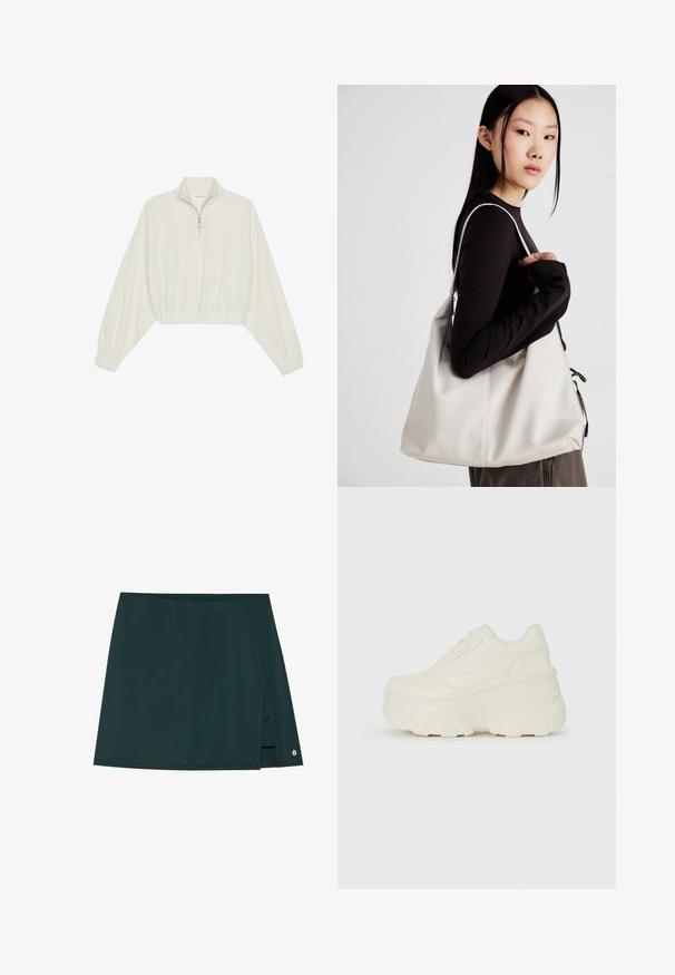 Zkrácený svetr z krémové látky, který má vysoký límec, poloviční zip, elastický spodní lem a manžety, hladkou texturu a minimalistický design.; Tmavě zelená krátká sukně s překládaným designem, se bočním rozparkem a decentním logem blízko lemu. Vyrobena z hladkého materiálu.; Bílé platformové tenisky s hladkým svrškem podobným kůži, zaobleným tvarem, polstrovaným límcem a texturovanou gumovou podrážkou s vyznačenými vzory.; Beige kabelka vyrobená z měkkého materiálu, s volným designem, prošívanými detaily a dvěma ramenními popruhy. Vhodná pro každodenní použití.