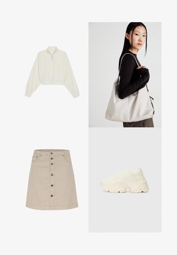 Krém színű, rövidített pulóver, magas gallérral, félig cipzáros záródással, elasztikus derék- és ujjakrésszel, sima textúrával és minimalista dizájnnal.; Bézs csíkos farmer szoknya, amely bővülő fazonú, elöl gombos záródással, két oldalsó zsebbel és diszkrét varrási részletekkel rendelkezik.; Tömbös fehér sneakers, amely texturált hálóból és szintetikus anyagokból készült, vastag talppal és bonyolult mintázattal az oldalakon.; Puha anyagból készült bézs kézitáska, laza dizájnnal, varrott részletekkel és két vállpánttal. Mindennapi használatra alkalmas.