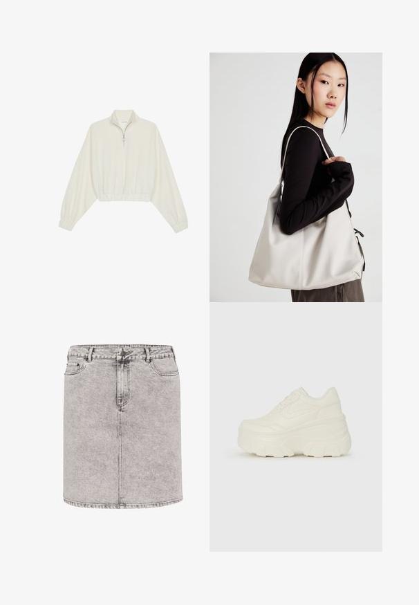 Pullover court en tissu crème, avec un col haut, fermeture éclair à mi-hauteur, ourlet et poignets élastiqués, offrant une texture lisse et un design minimaliste.; Jupe en denim gris clair, de forme crayon, avec poches avant et détails de couture visibles. Le tissu a une finition légèrement texturée.; Baskets plateformes blanches avec une tige en simili cuir lisse, une forme arrondie, un col rembourré et une semelle en caoutchouc texturé avec des crampons définis.; Sac à main beige en matériau souple, avec un design décontracté, des détails cousus et deux poignées. Idéal pour un usage quotidien.