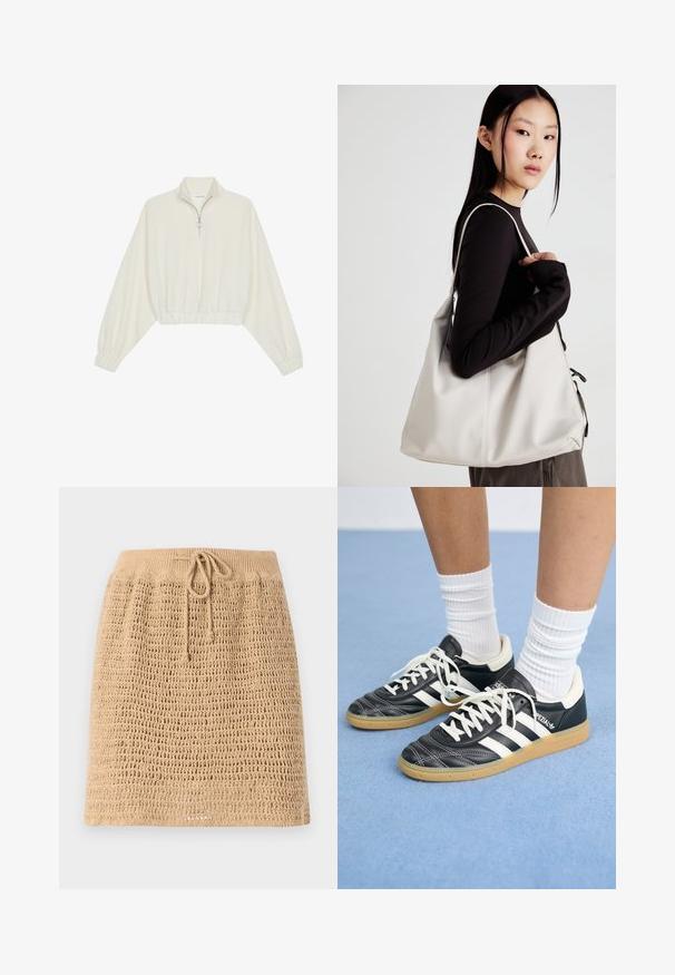 Kort striktrøje i cremefarvet stof med høj krave, halvlynlås, elastisk kant og manchetter, glat tekstur og minimalistisk design.; Strikket beige nederdel med et struktureret, åbent vævdesign. Har en snor i taljen for justerbarhed. Kantlinjen er lige.; Sorte lædersneakers med hvide striber, rund tå, hvide snørebånd og gummisål. Fremhævet af polstret krave og brandingdetaljer.; Beige håndtaske lavet af blødt materiale med et slouchy design, stikninger og to skulderremme. Velegnet til daglig brug.