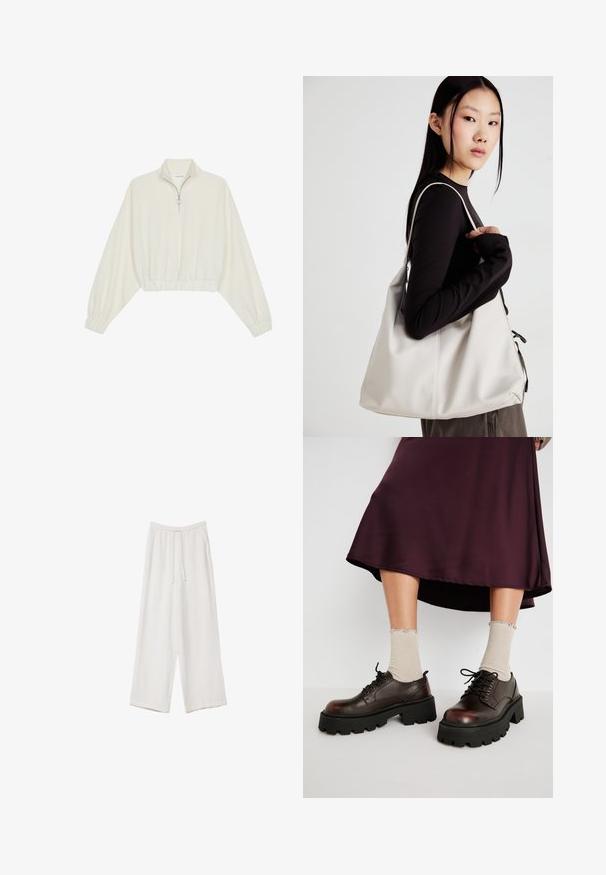 Kort striktrøje i cremefarvet stof med høj krave, halvlynlås, elastisk kant og manchetter, glat tekstur og minimalistisk design.; Hvide bukser med bred benlængde lavet af et letvægtsstof. Har et elastisk talje med snor og sidelommer. Glat tekstur.; Brune læder platform sko med tykke sorte såler, parret med ribbet beige strømper med bølgede kanter, mod en afdæmpet baggrund.; Beige håndtaske lavet af blødt materiale med et slouchy design, stikninger og to skulderremme. Velegnet til daglig brug.