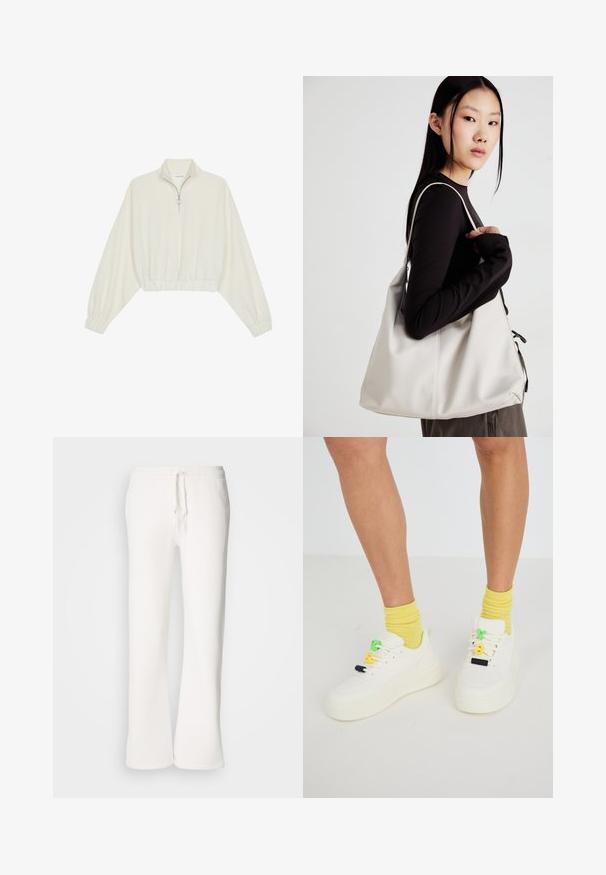 Kort genser i kremfarget stoff, med høy krage, halv glidelås, elastisk nederste kant og mansjetter, med en glatt tekstur og minimalistisk design.; Hvite, avslappede joggebukser laget av myk stoff, med elastisk liv med snor og rett ben-design.; Hvite joggesko med en tykk såle, med fargerike snørebånd i grønn, gul og svart. Brukt med gule ribbestrikkede sokker.; Beige håndveske laget av mykt materiale, med en slapp design, sydd detaljer og to skulderstropper. Passer for daglig bruk.