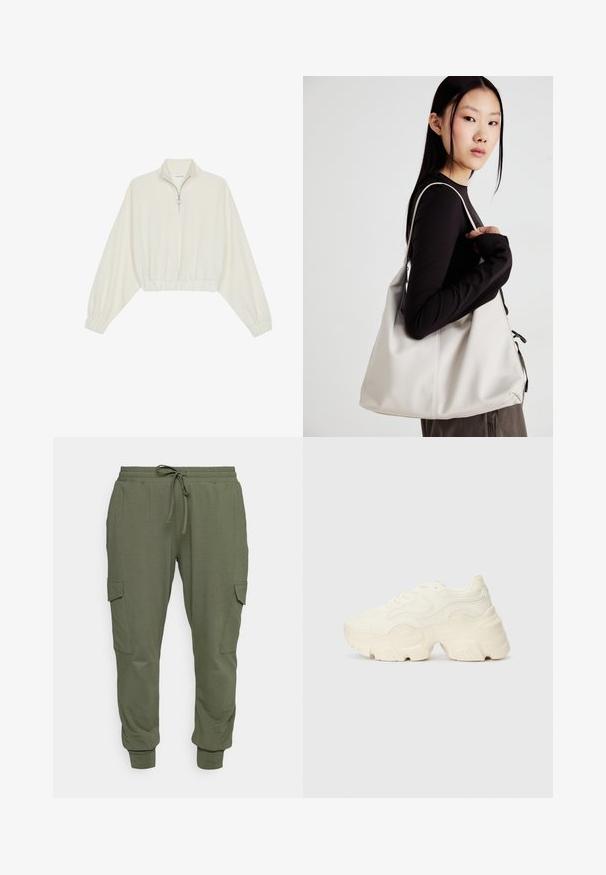 Zkrácený svetr z krémové látky, který má vysoký límec, poloviční zip, elastický spodní lem a manžety, hladkou texturu a minimalistický design.; Olivově zelené tepláky vyrobené z měkké tkaniny, s elastickým pasem na šňůrku, zúženými manžetami a bočními kapsami na cargo.; Chunky bílé tenisky vyrobené z texturované síťoviny a syntetických materiálů, s tlustou podrážkou a složitými vzorovými detaily podél stran.; Beige kabelka vyrobená z měkkého materiálu, s volným designem, prošívanými detaily a dvěma ramenními popruhy. Vhodná pro každodenní použití.